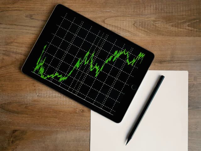 Strategie ograniczania ryzyka rynkowego – od dywersyfikacji po hedging